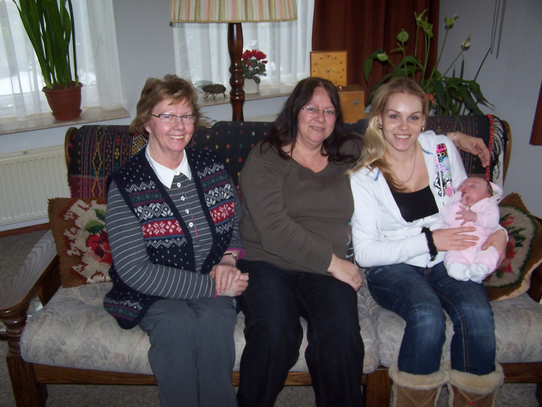 Mijn overgrootmoeder, grootmoeder, mijn moeder en ik