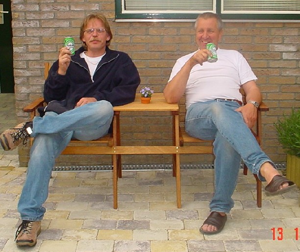 Gerrit en Adrie met een biertje